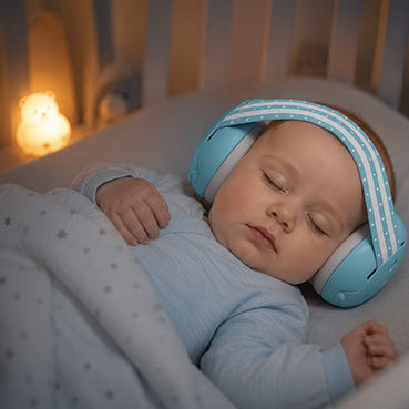 bébé endormi paisiblement, couché dans un lit à barreaux